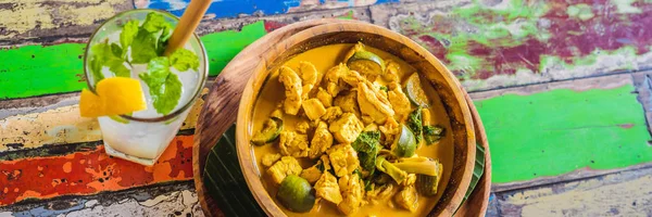 Vegan Grenn Curry met kokos, gebakken Tofu, limoen, citroengras, Chili en verse basilicum Banner, lange notatie — Stockfoto