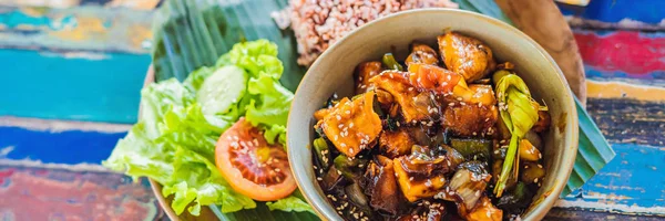 Makanan khas Bali berupa nasi dengan berbagai macam lauk yang disajikan bersama dengan nasi dan lebih banyak lagi sebagai tambahan opsional BANNER, LONG FORMAT — Stok Foto