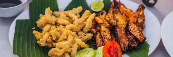 Gebratene Meeresfrüchte zum Mittagessen in der Bucht von Jimbaran, Bali-Banner, Langformat — Stockfoto