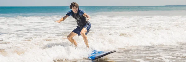 Młody Mężczyzna Początkujący Surfer Nauka Surfingu Morze Piany Wyspie Bali — Zdjęcie stockowe