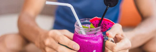 Smoothies made from purple dragon fruit in hands BANNER, LONG FORMAT — Stock Photo, Image