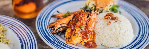 Cerrar Langostinos a la parrilla o camarones frescos a la parrilla, cocinar mariscos con arroz. BANNER Cocina Bali, FORMATO LARGO —  Fotos de Stock