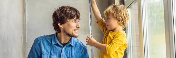 Liten Pojke Leker Med Verktyget Medan Reparera Fönster Med Pappa — Stockfoto