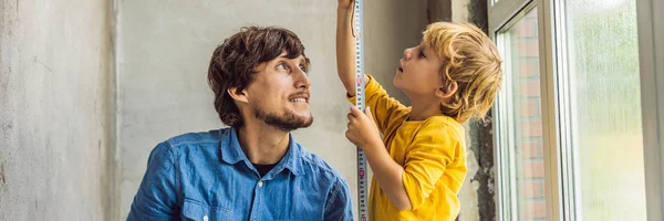 Ragazzino Che Gioca Con Strumento Durante Riparazione Della Finestra Con — Foto Stock