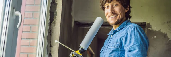 Junger Handwerker Blauen Hemd Mit Schaumstoff Elektrowerkzeug Beim Fenstereinbau — Stockfoto