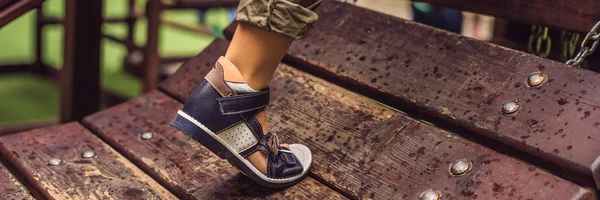 Gyermek ortopéd cipő a fiúk láb Banner, hosszú formátumban — Stock Fotó