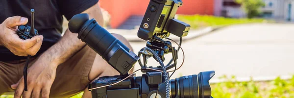 Processo de filmagem no palco do cinema - conjunto de produção comercial, localização externa.Cameraman profeccional opera a câmera BANNER, formato longo — Fotografia de Stock