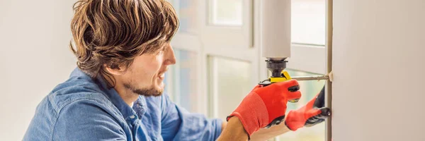 Hombre en una camisa azul hace instalación de ventana BANNER, FORMATO LARGO — Foto de Stock