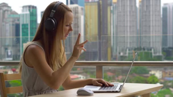 Unga Kvinnliga Freelancer Talar Och Gestikulerande Medan Arbetar Laptop Balkongen — Stockvideo