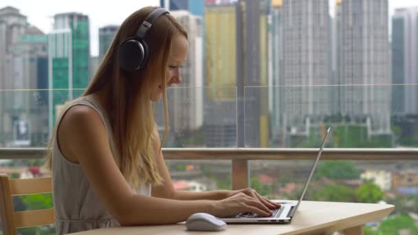 Jovem Freelancer Concordando Enquanto Trabalhava Laptop Varanda Com Fundo Centro — Vídeo de Stock