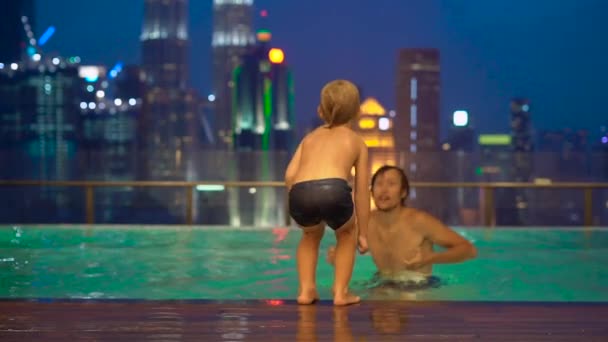 Foto Câmera Lenta Jovem Pegando Filhinho Pulando Piscina Água Telhado — Vídeo de Stock