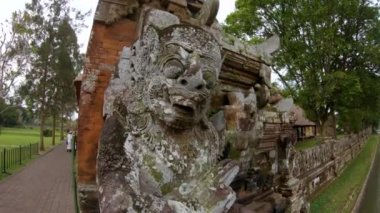 Kutsal taş heykel doğal park maymun orman Ubud Köyü, Bali, Endonezya