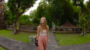 Genç kadın ile antik Park Ubud village, Bali, Endonezya maymun ormanda yürüyüş dijital fotoğraf makinesi