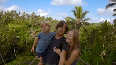 Gözlemleyerek üzerinde genç aile alarak selfie noktası ormanda, Bali, Endonezya