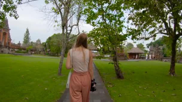 Mujer Joven Con Cámara Digital Caminando Antiguo Parque Bosque Monos — Vídeos de Stock