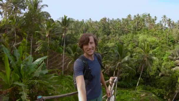 Junger Mann Macht Selfie Auf Aussichtspunkt Dschungel Bali Indonesien — Stockvideo