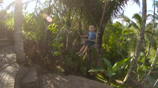 Zeitlupe Eines Kleinen Jungen Schwingt Auf Schaukel Tropischen Dschungel — Stockvideo