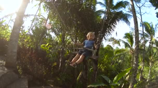 Zeitlupe Eines Kleinen Jungen Schwingt Auf Schaukel Tropischen Dschungel — Stockvideo