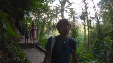 Orman maymun orman Ubud Köyü, Bali, Endonezya ziyaret aile adam