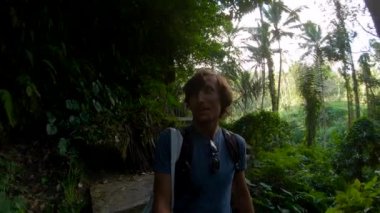 Orman maymun orman Ubud Köyü, Bali, Endonezya ziyaret aile adam