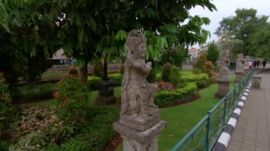 Kutsal Taş heykellerin doğal park maymun orman Ubud Köyü, Bali, Endonezya