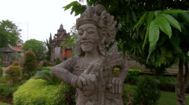 Kutsal Taş heykellerin doğal park maymun orman Ubud Köyü, Bali, Endonezya