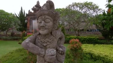 Kutsal Taş heykellerin doğal park maymun orman Ubud Köyü, Bali, Endonezya