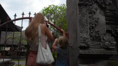 Kapı antik maymun ormanı Ubud Köyü, Bali, Endonezya'nın küçük oğlu olan kadın