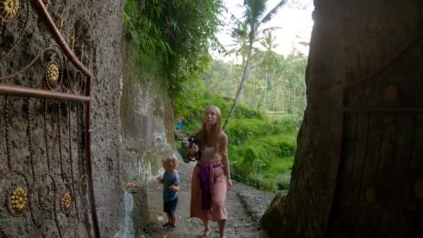 Mulher Com Filho Visitando Parque Velho Floresta Macaco Aldeia Ubud — Vídeo de Stock