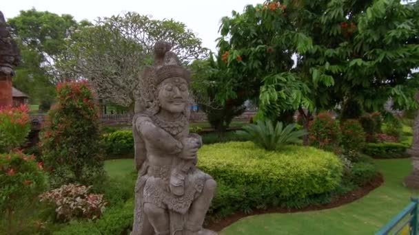 インドネシア バリ島ウブド村にモンキー フォレストの自然公園で神聖な石の彫像 — ストック動画