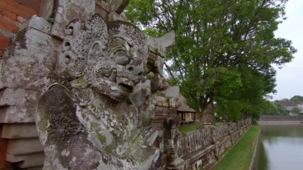 Священные Каменные Статуи Природном Парке Обезьяний Лес Деревне Убуд Бали — стоковое видео