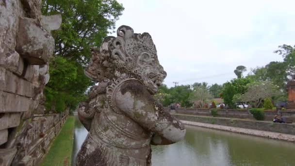 インドネシア バリ島ウブド村にモンキー フォレストの自然公園で神聖な石の彫像 — ストック動画