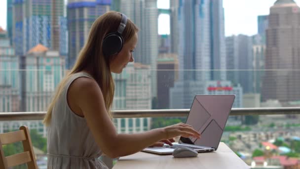 Joven Freelancer Femenina Trabajando Ordenador Portátil Balcón Con Fondo Del — Vídeos de Stock