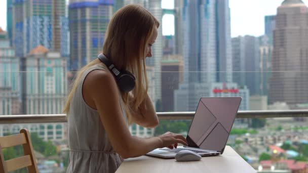 Jonge Vrouwelijke Freelancer Eens Tijdens Het Werk Laptop Balkon Met — Stockvideo