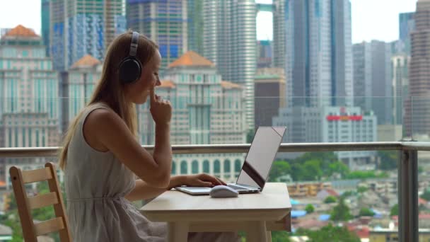 Jonge Vrouwelijke Freelancer Eens Tijdens Het Werk Laptop Balkon Met — Stockvideo