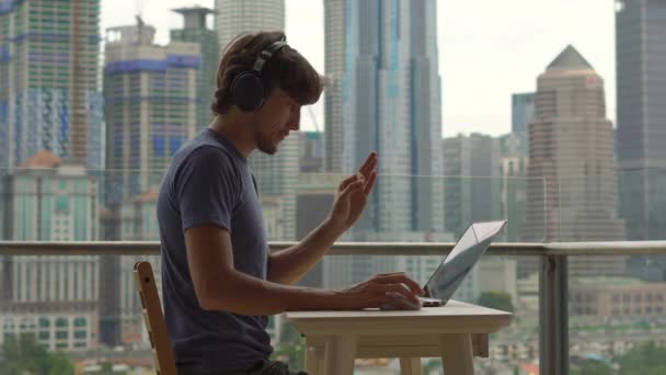 Jonge Mannelijke Freelancer Gebaar Maken Tijdens Het Werken Laptop Balkon — Stockvideo