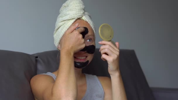 Mooie Jonge Vrouw Zwart Masker Toe Passen — Stockvideo