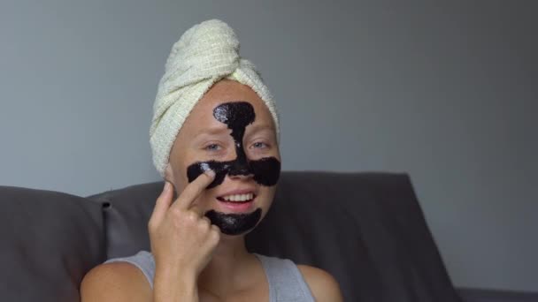 Belle Jeune Femme Appliquant Masque Facial Noir — Video