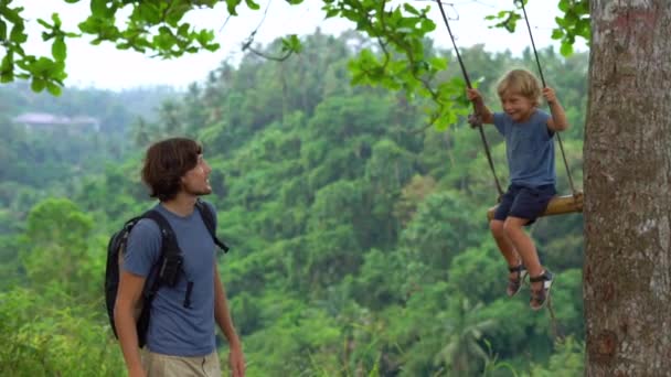 Fotografía Cámara Lenta Del Padre Balanceando Pequeño Hijo Columpios Parque — Vídeos de Stock