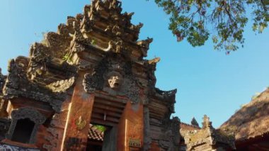 Steadicam holly kapıları Puri Saren Kraliyet Sarayı Bali Adası Ubud köyde içinde bir kadeh. Endonezya kavramı için seyahat