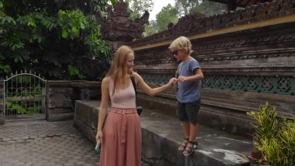 Rallentatore Una Giovane Donna Piccolo Figlio Che Passeggiano Intorno Tempio — Video Stock