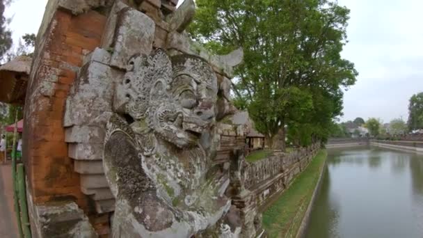 Handheld Shot Stone Statue Entrance Taman Ayun Royal Palace Bali — Stock Video