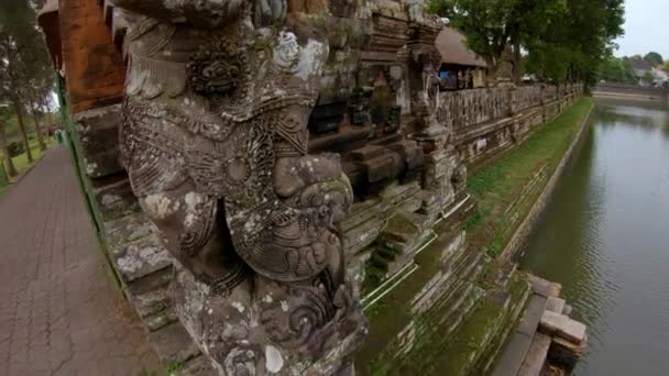 Handschuss Einer Steinstatue Eingang Zum Taman Ayun Königspalast Auf Der — Stockvideo