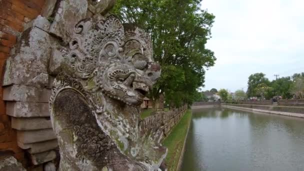 Tiro Mano Estatua Piedra Entrada Del Palacio Real Taman Ayun — Vídeo de stock