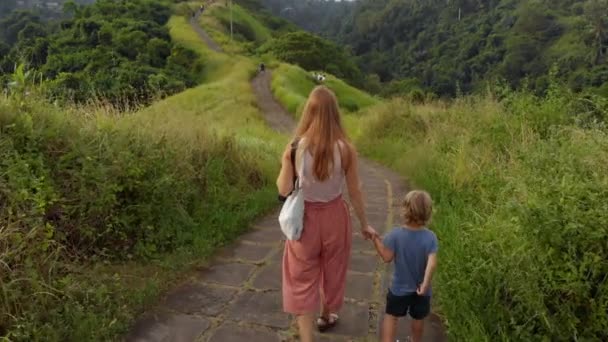 Steadicam Toma Mujer Joven Hijo Pequeño Caminando Artistas Paseo Aldea — Vídeos de Stock