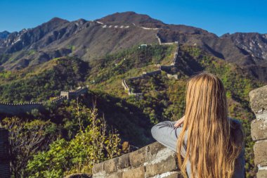 Mutlu neşeli neşeli turist kadın Çin seyahat gülüyor ve Asya tatil gezisi sırasında dans gülümseyen eğleniyor. Ziyaret ve Çin hedef gezi kız