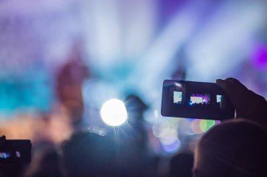 Kullanım gelişmiş mobil kayıt, eğlenceli konser ve güzel aydınlatıyor, rock konseri, yakın kalabalığa samimi görüntü kayıt video ile smartphone, zevk mobil fotoğraf kullanımı