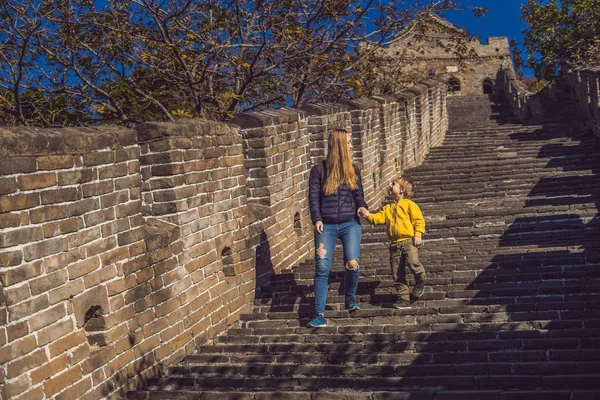 Happy cheerful joyful tourists mom and son at Great Wall of China having fun on travel smiling laughing and dancing during vacation trip in Asia. Chinese destination. Travel with children in China — Stock Photo, Image