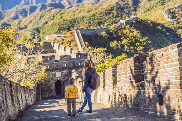 Felice allegro turisti gioiosi mamma e figlio alla Grande Muraglia Cinese divertirsi in viaggio sorridente e ballare durante il viaggio di vacanza in Asia. Destinazione cinese. Viaggiare con bambini in Cina — Foto Stock