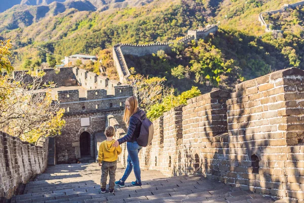 Felice allegro turisti gioiosi mamma e figlio alla Grande Muraglia Cinese divertirsi in viaggio sorridente e ballare durante il viaggio di vacanza in Asia. Destinazione cinese. Viaggiare con bambini in Cina — Foto Stock